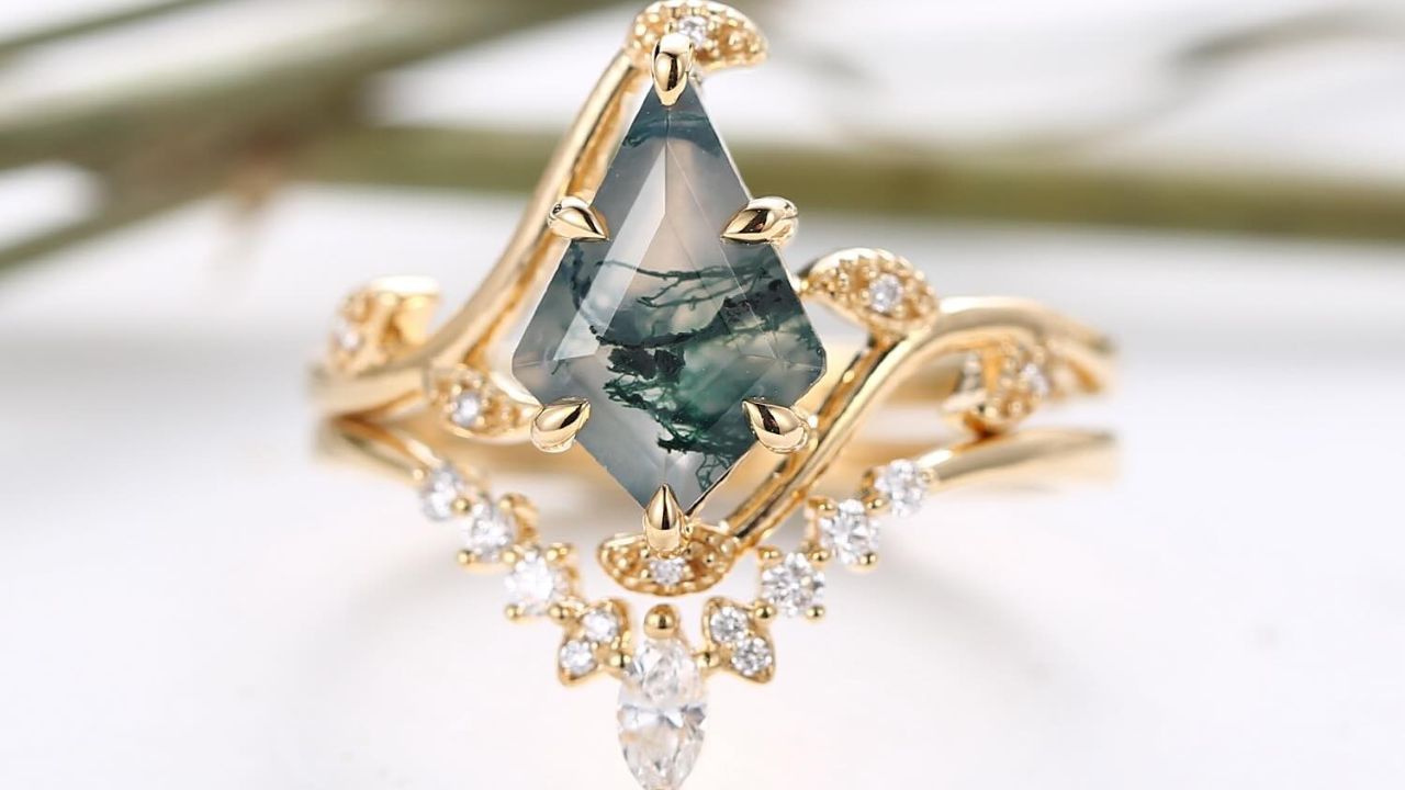 Discovery of the Elegance of Moss Agate Engagement Rings